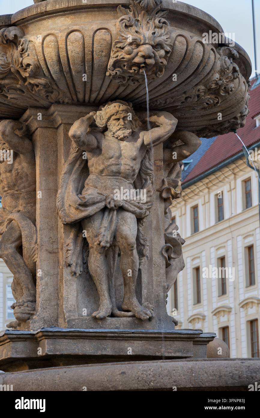 Sculpture baroque d'Hercule à la fontaine Kohl de 1686 au château de Prague à Prague, République tchèque. Banque D'Images