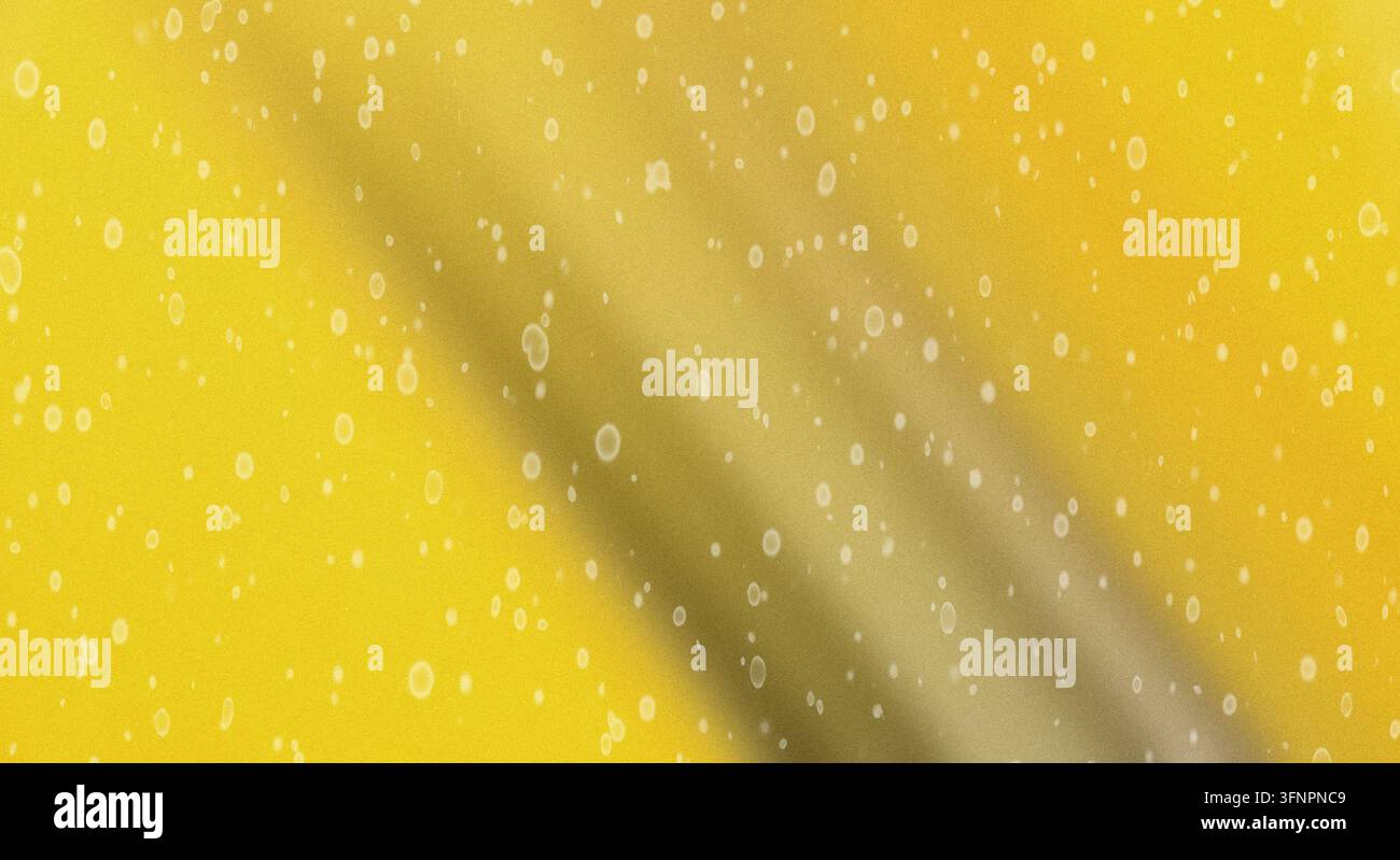 Fond dégradé doré lumineux avec des motifs de vagues diagonales et des bulles transparentes flottantes, créant une texture lumineuse et joyeuse. Banque D'Images