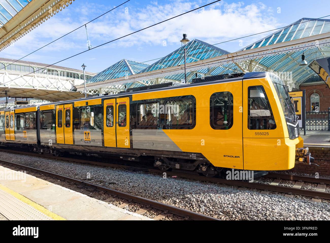 Train jaune Stadler Classe 555 pour le métro de Tyne and Wear arrivant sur le quai de la gare de Tynemouth Banque D'Images