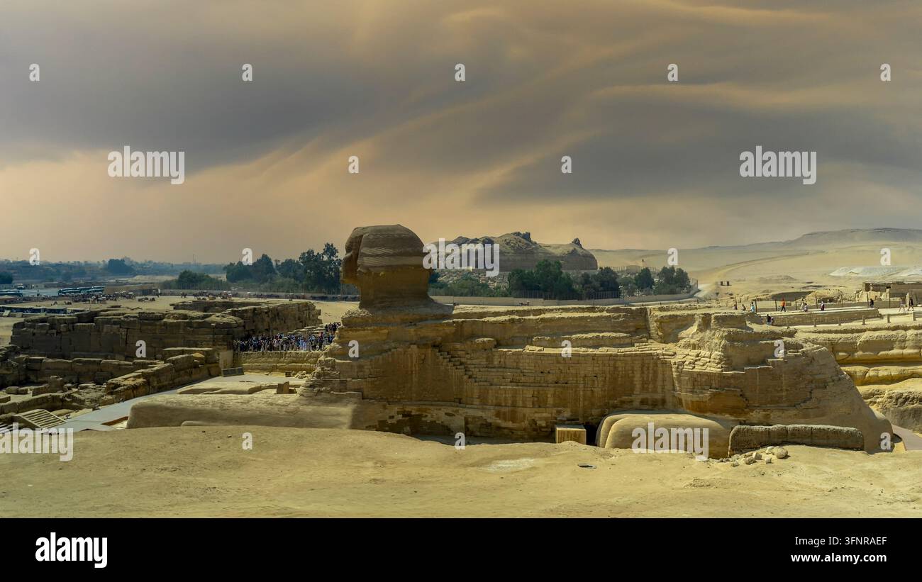 Une photo de la Grande Sphinx de Gizeh par une journée nuageuse, Égypte Banque D'Images
