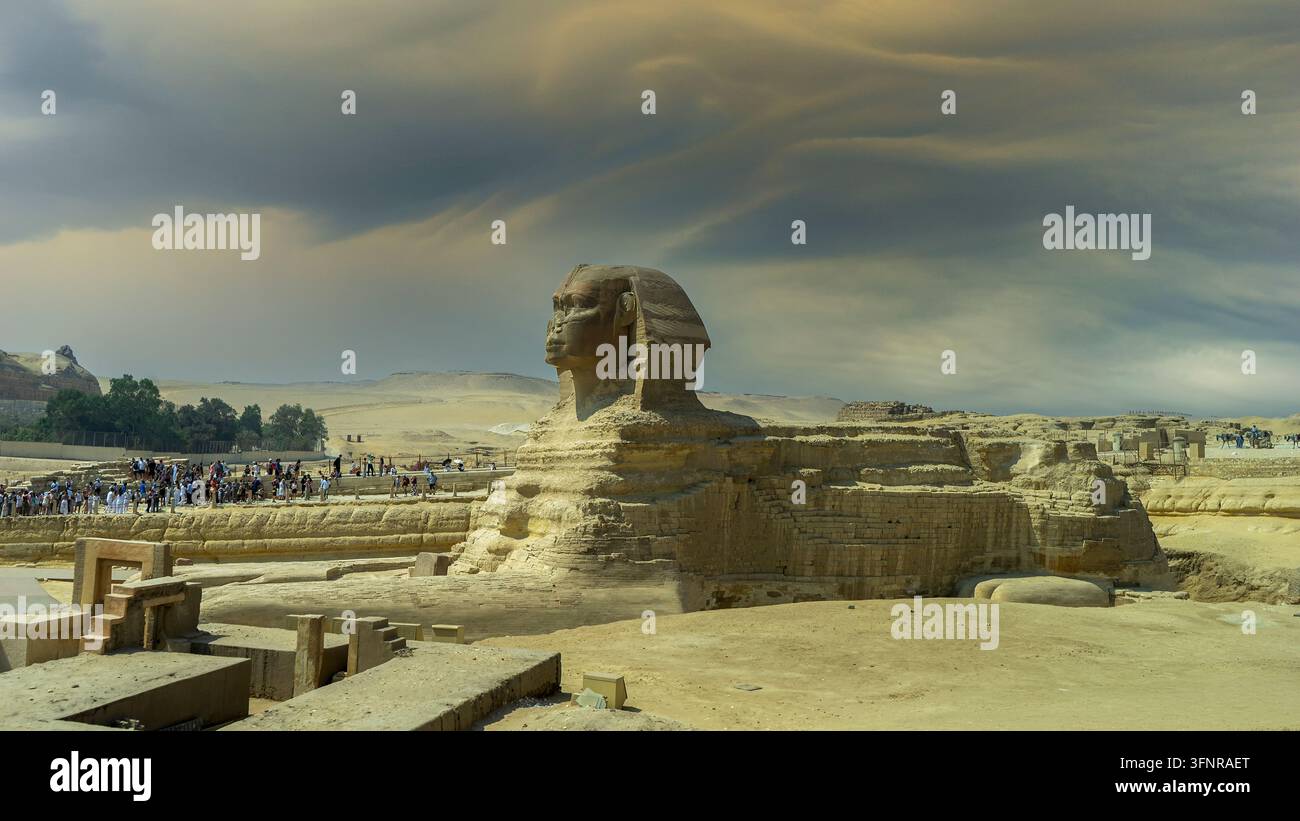 Une photo de la Grande Sphinx de Gizeh par une journée nuageuse, Égypte Banque D'Images