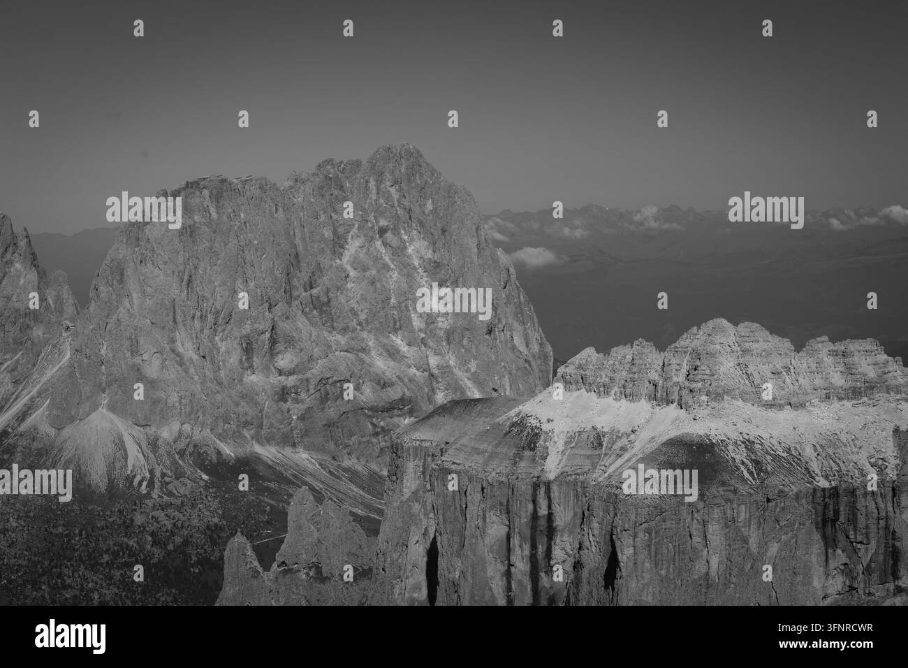 Vue panoramique en noir et blanc des pics rocheux dramatiques dans les Dolomites, Alpes italiennes, Italie. Banque D'Images