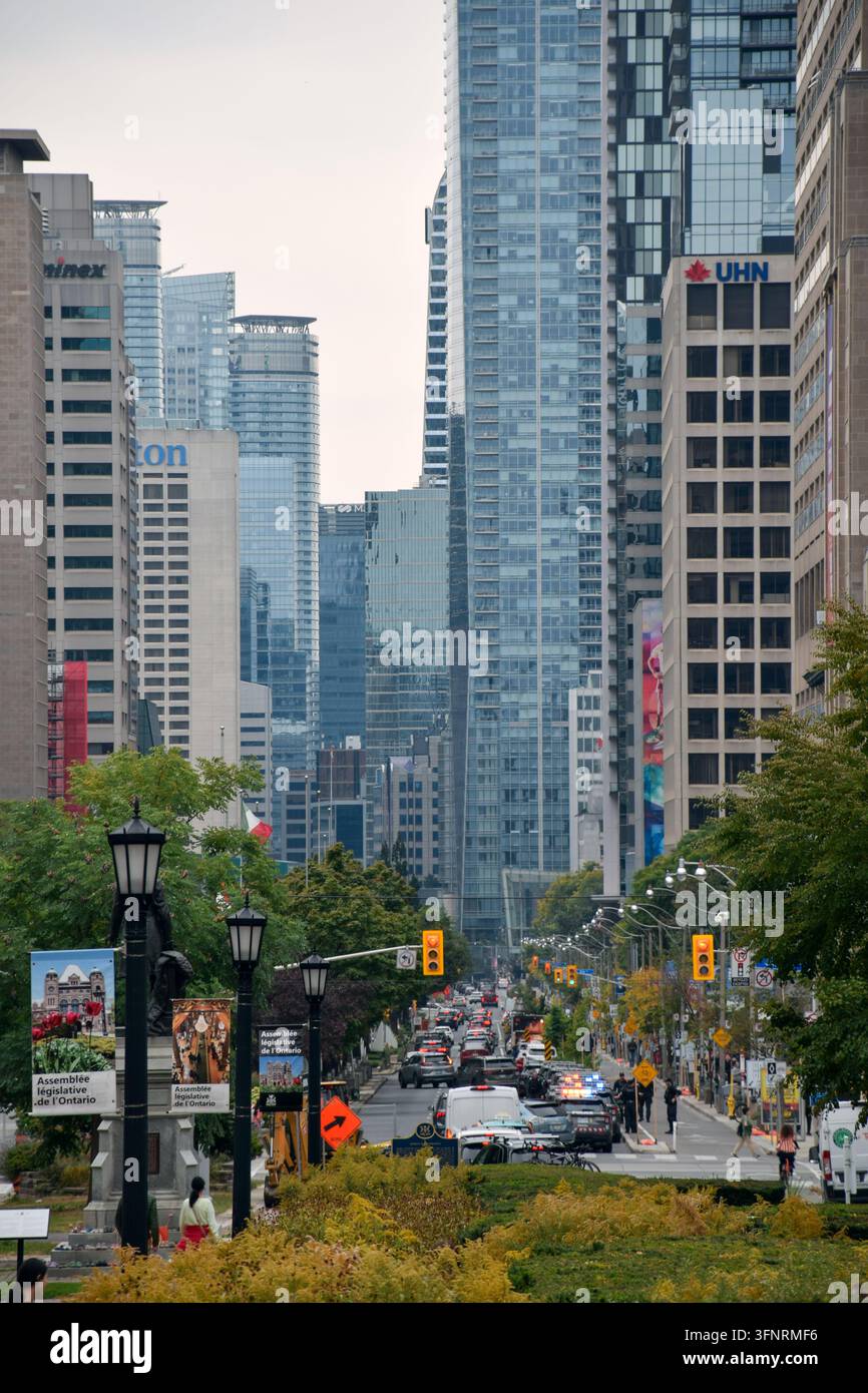 Toronto, Ontario, Canada – 30 septembre 2026 : Vue en hauteur regardant vers le sud sur University Avenue depuis Queen’s Park, montrant un trafic intense, vitrage Banque D'Images