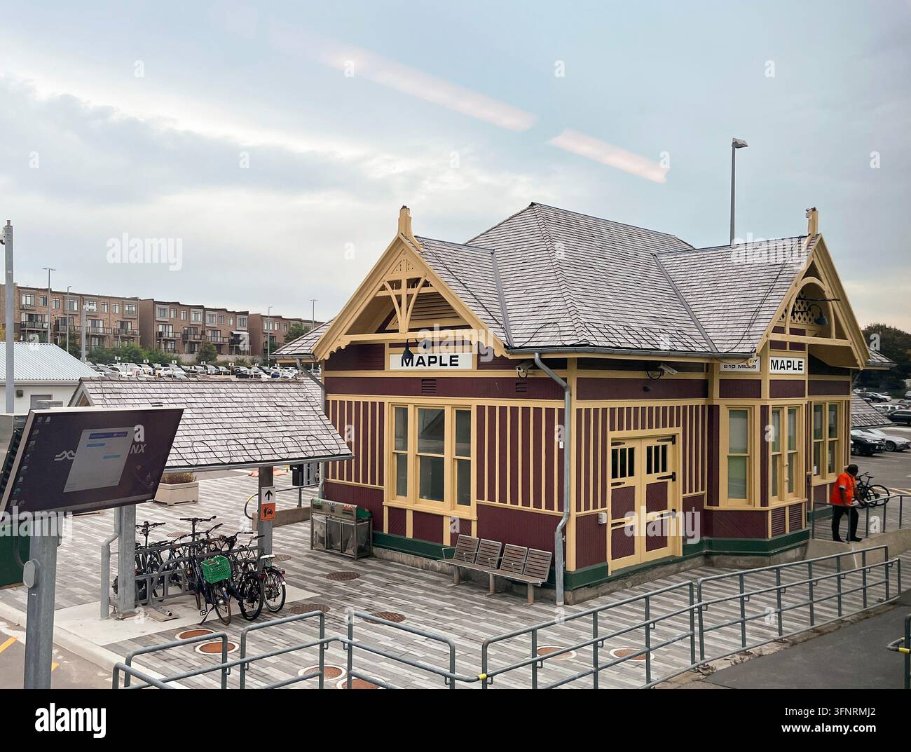 Maple, Ontario, Canada – 30 septembre 2026 : Gare GO de Maple restaurée, classée patrimoine, avec une architecture victorienne, vue depuis un train GO Banque D'Images