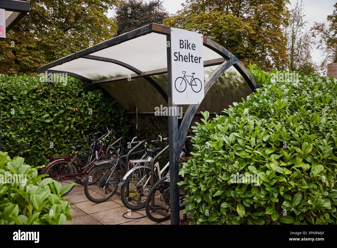 Abri à vélos de l'entrée principale de l'hôpital communautaire de Withington Banque D'Images