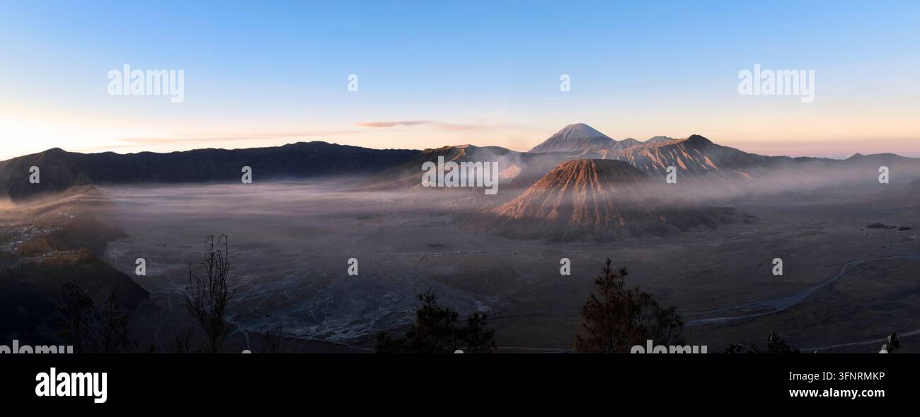 Panorama du lever du soleil au volcan Bromo, île de Java, Indonésie. Vue panoramique aérienne Banque D'Images