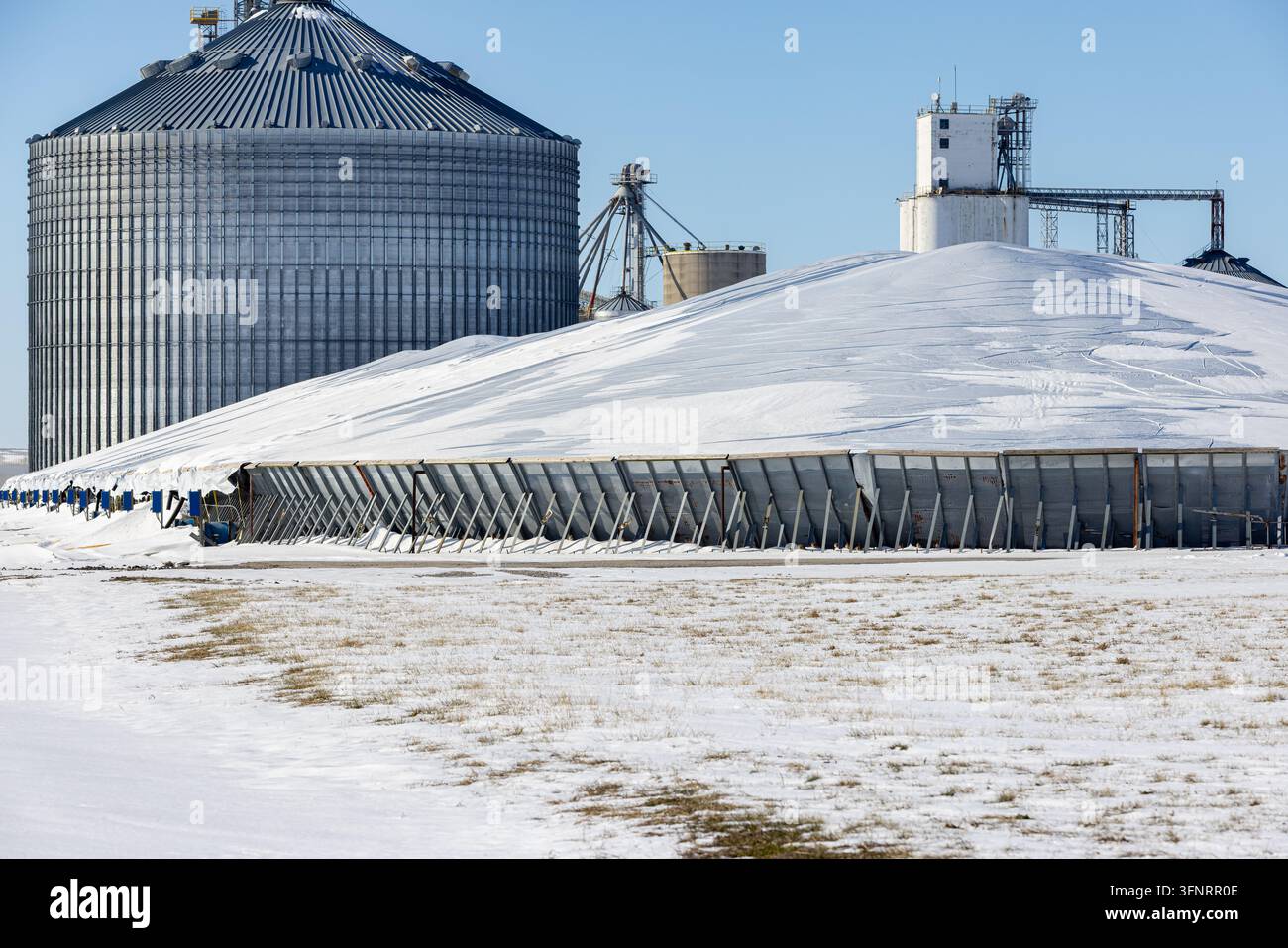Élévateur à grains et bunker de stockage en hiver. Concept de stockage de céréales, culture du maïs et du soja. Banque D'Images