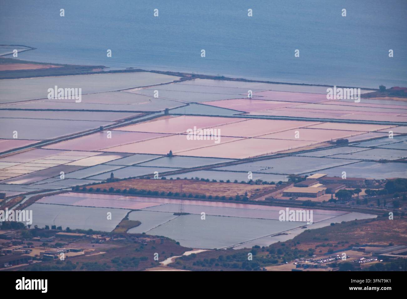 Vue aérienne de Saline au coucher du soleil, Marsala, province de Trapani, Sicile, Italie Banque D'Images