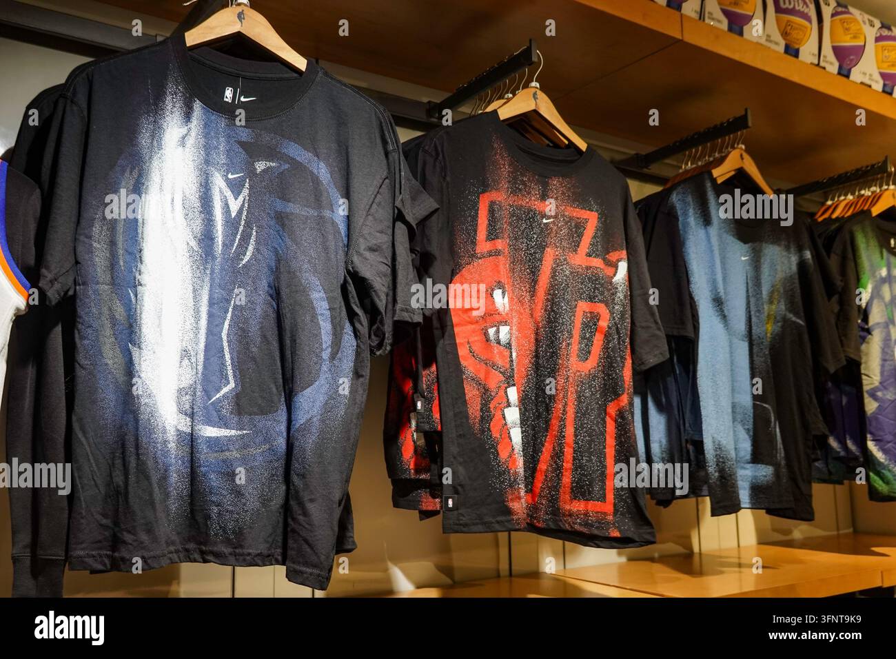 Articles de marque au magasin phare de la NBA au 545 Fifth Avenue, NYC, États-Unis  2026 Banque D'Images