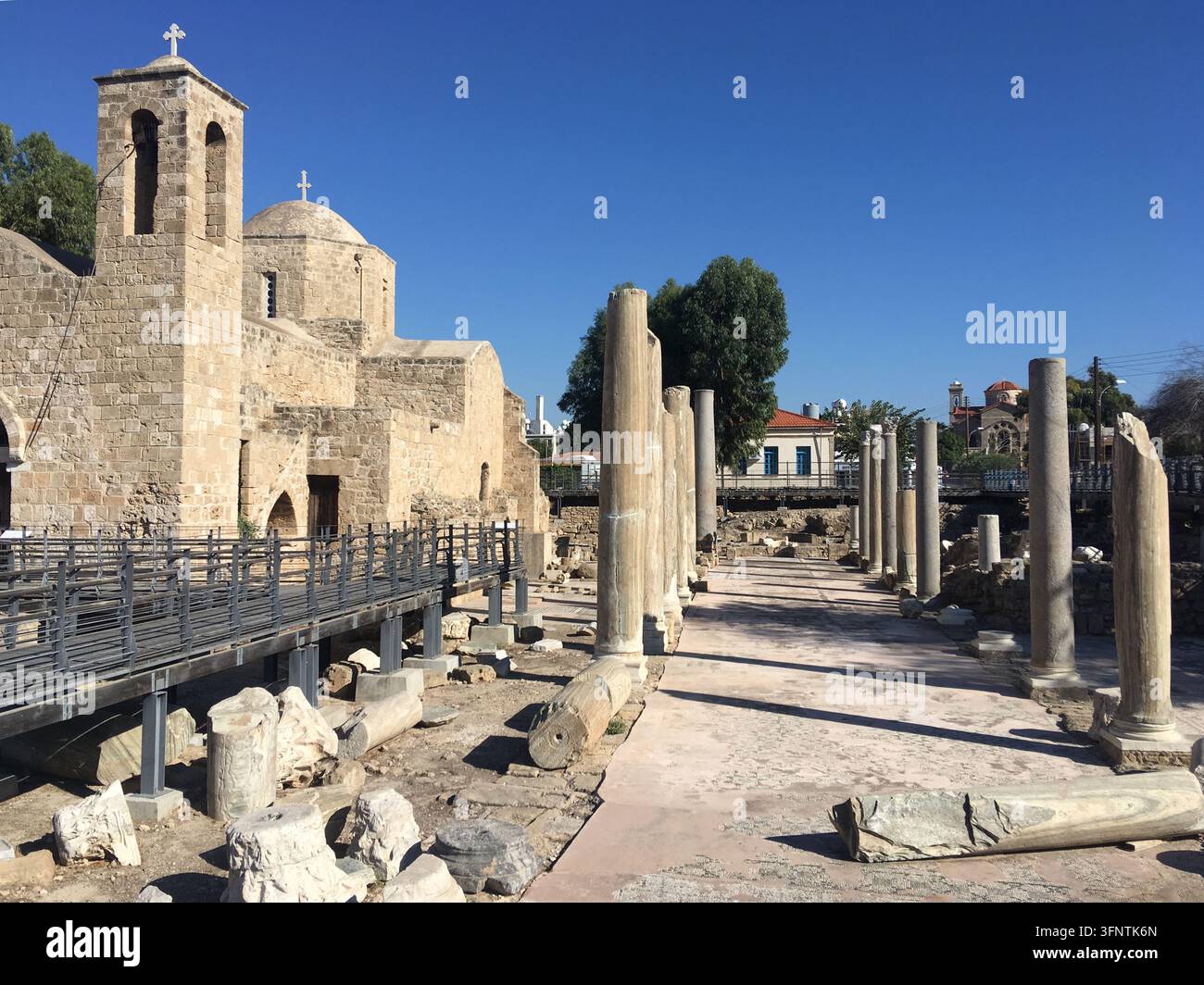 Site archéologique ancien à Paphos, Chypre, présentant des colonnes et des structures en pierre bien préservées. Le site est caractérisé par une représentation historique proéminente Banque D'Images