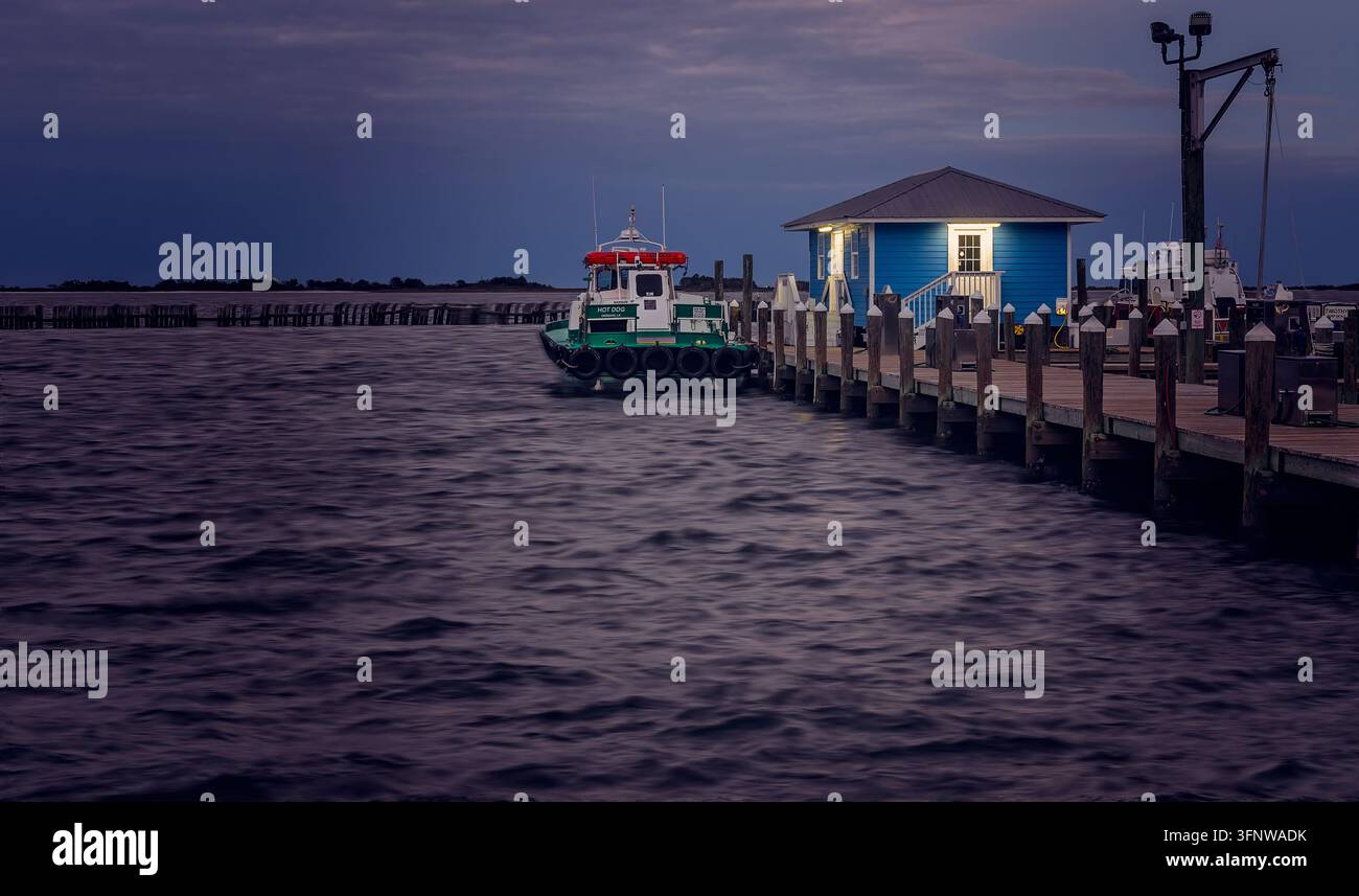 Dauphin Island, Alabama, États-Unis - 4 janv. 2025 : Un bateau est amarré à la marina de Dauphin Island alors qu’un front froid approchant crée une mer agitée. Banque D'Images