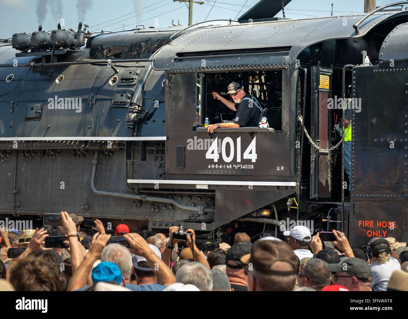 La Union Pacific Big Boy n° 4014 passe devant une foule de spectateurs à Struthers, Ohio, lors de sa tournée America 250 de 2026. Banque D'Images