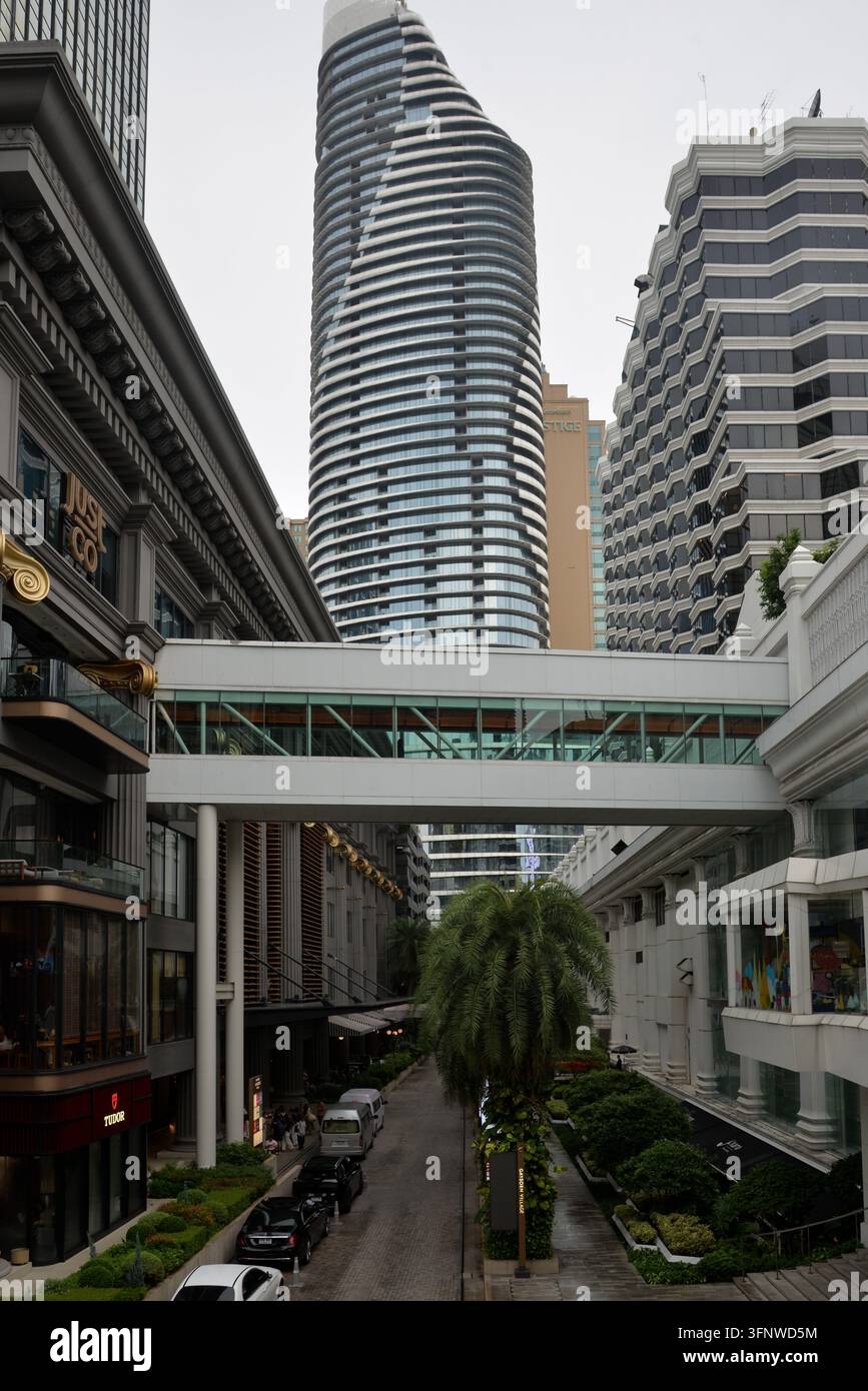 BANGKOK, THAÏLANDE – 5 JUIN 2026 : Gratte-ciel modernes et une passerelle piétonne surélevée reliant les complexes commerciaux près de CentralWorld à Bangkok Banque D'Images