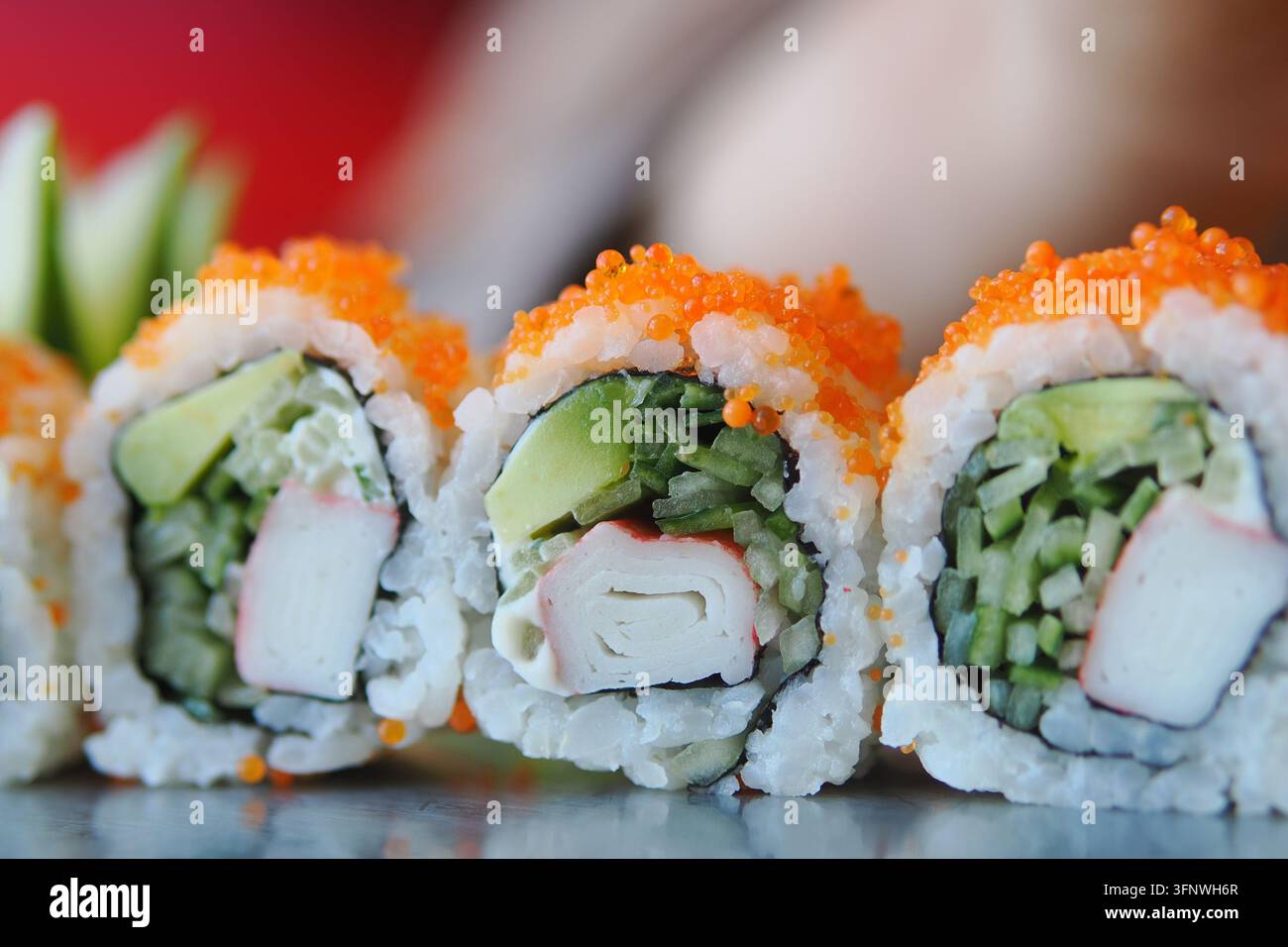 Rolles de sushi frais exposés avec des couleurs vives et des ingrédients Banque D'Images