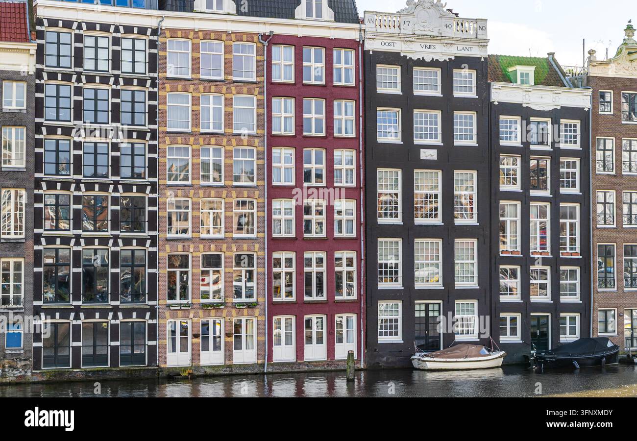 Eau du canal d'Amsterdam maisons anciennes et colorées alignées. Architecture des bâtiments du centre-ville. Amsterdam, Pays-Bas Banque D'Images