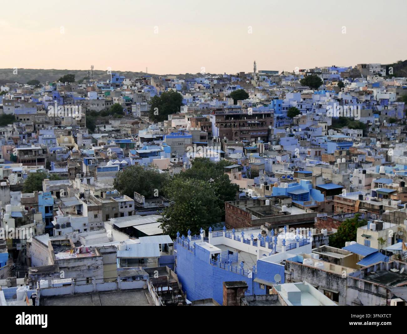 Jodhpur, la ville bleue : vue panoramique sur la ville au coucher du soleil au Rajasthan, en Inde. La peinture bleue est utilisée dans cette région qui supporte une chaleur extrême Banque D'Images