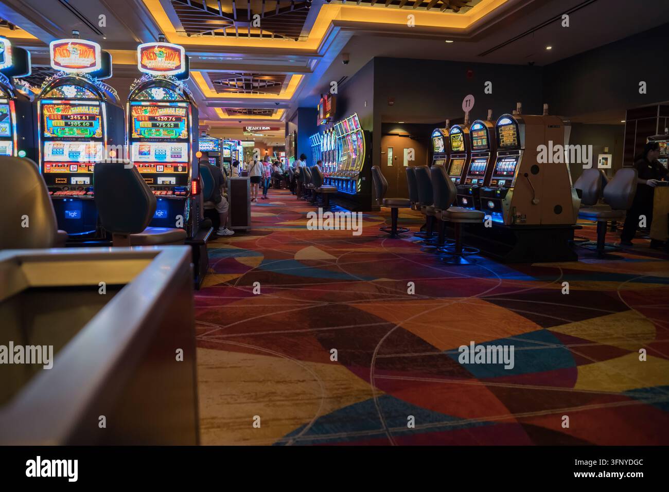 2019 Atlantic City (New Jersey) États-Unis ; L'intérieur d'un casino spacieux et moderne ; des rangées de machines à sous colorées bordent le couloir principal. Banque D'Images
