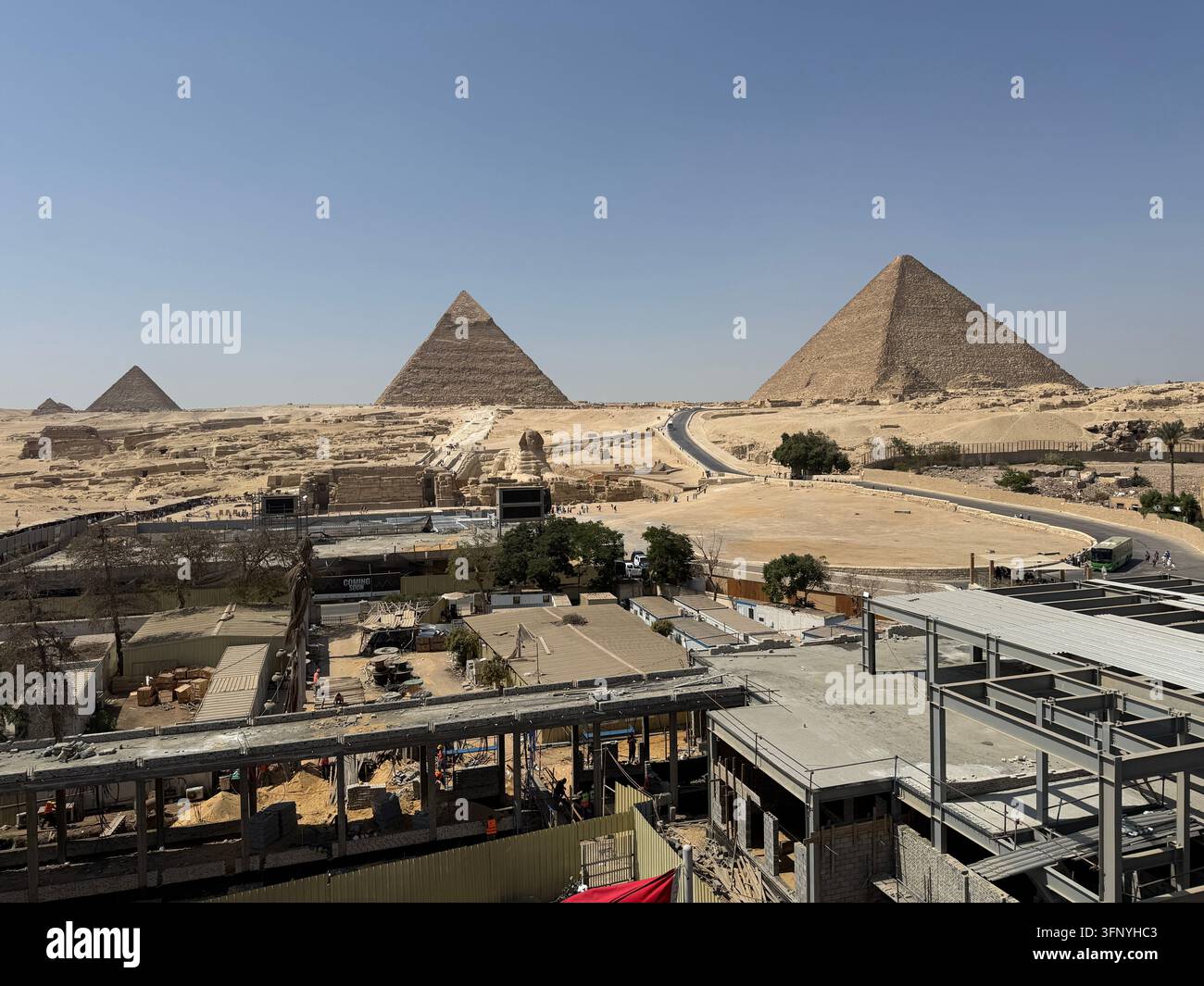Vue panoramique des Grandes Pyramides et du plateau de Giza près du Caire, Égypte Banque D'Images