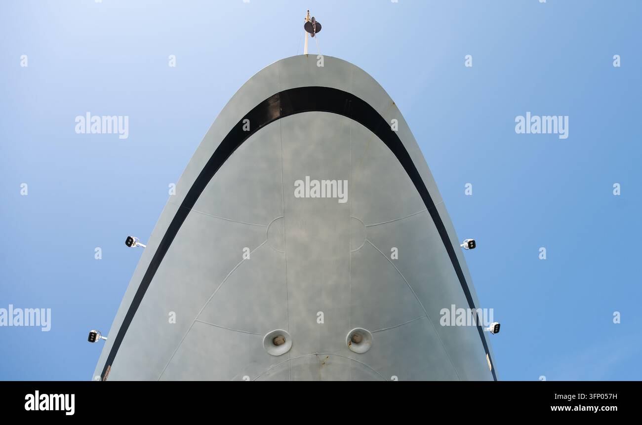 Proue d'un navire de croisière contre un ciel bleu clair. Banque D'Images