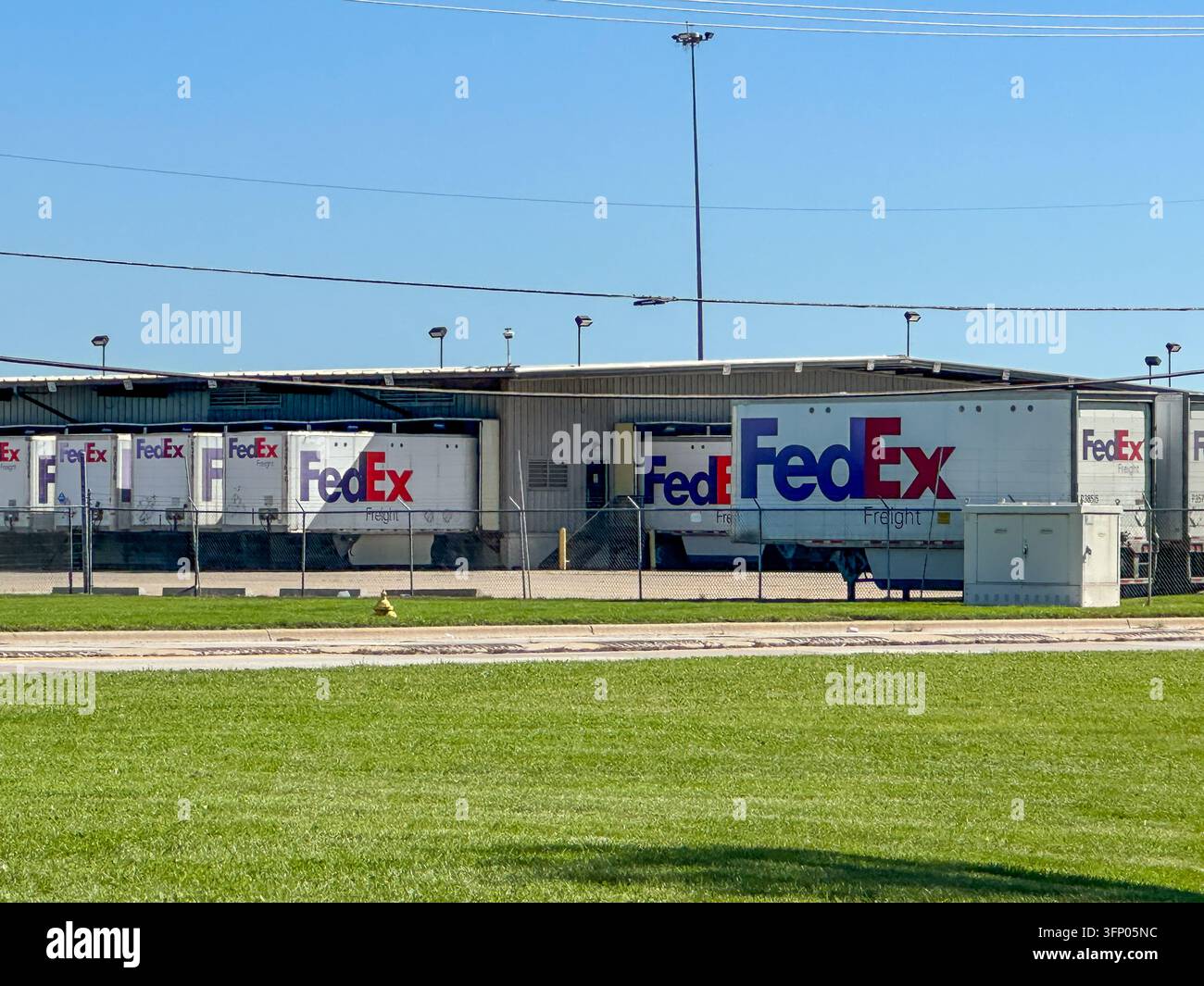 Camions semi FedEx garés à un centre de distribution logistique d'expédition adjacent à un entrepôt. Chicago Heights, IL USA - 4 octobre 2026 - Image de stock capturée avec un smartphone