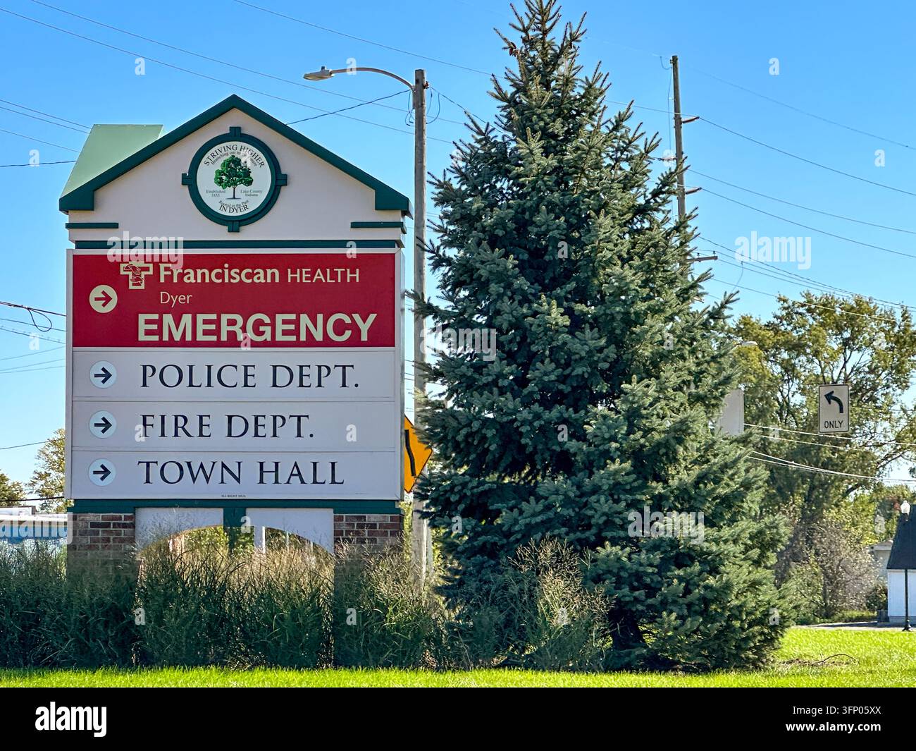 Panneau directionnel du Franciscan Health Dyer Emergency et de la mairie. Dyer, IN USA, 4 octobre 2026 Banque D'Images