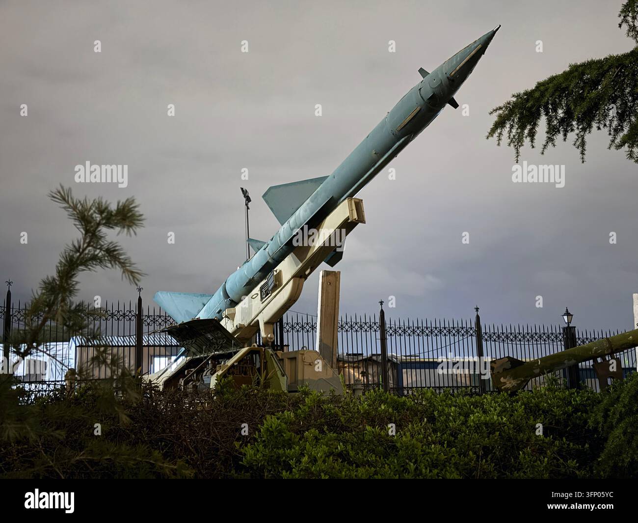 Missile militaire iranien exposé à l'extérieur contre un ciel nuageux à Téhéran, Iran Banque D'Images
