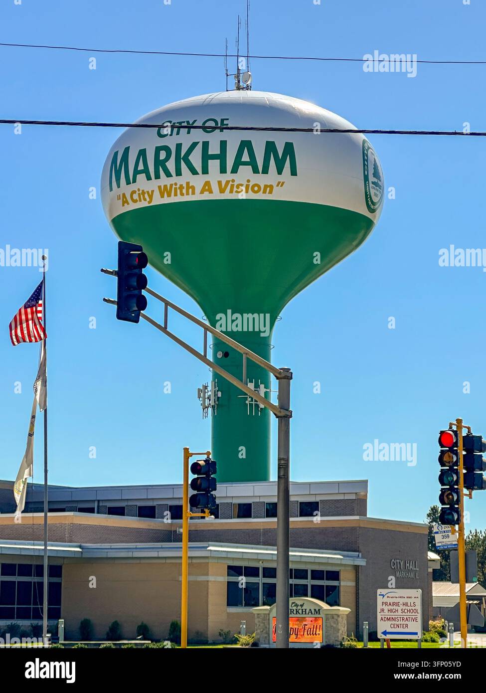 Tour d'eau et hôtel de ville de Markham, Illinois sous un ciel bleu clair. Markham, IL USA - 4 octobre 2026 - Image de stock capturée avec un smartphone