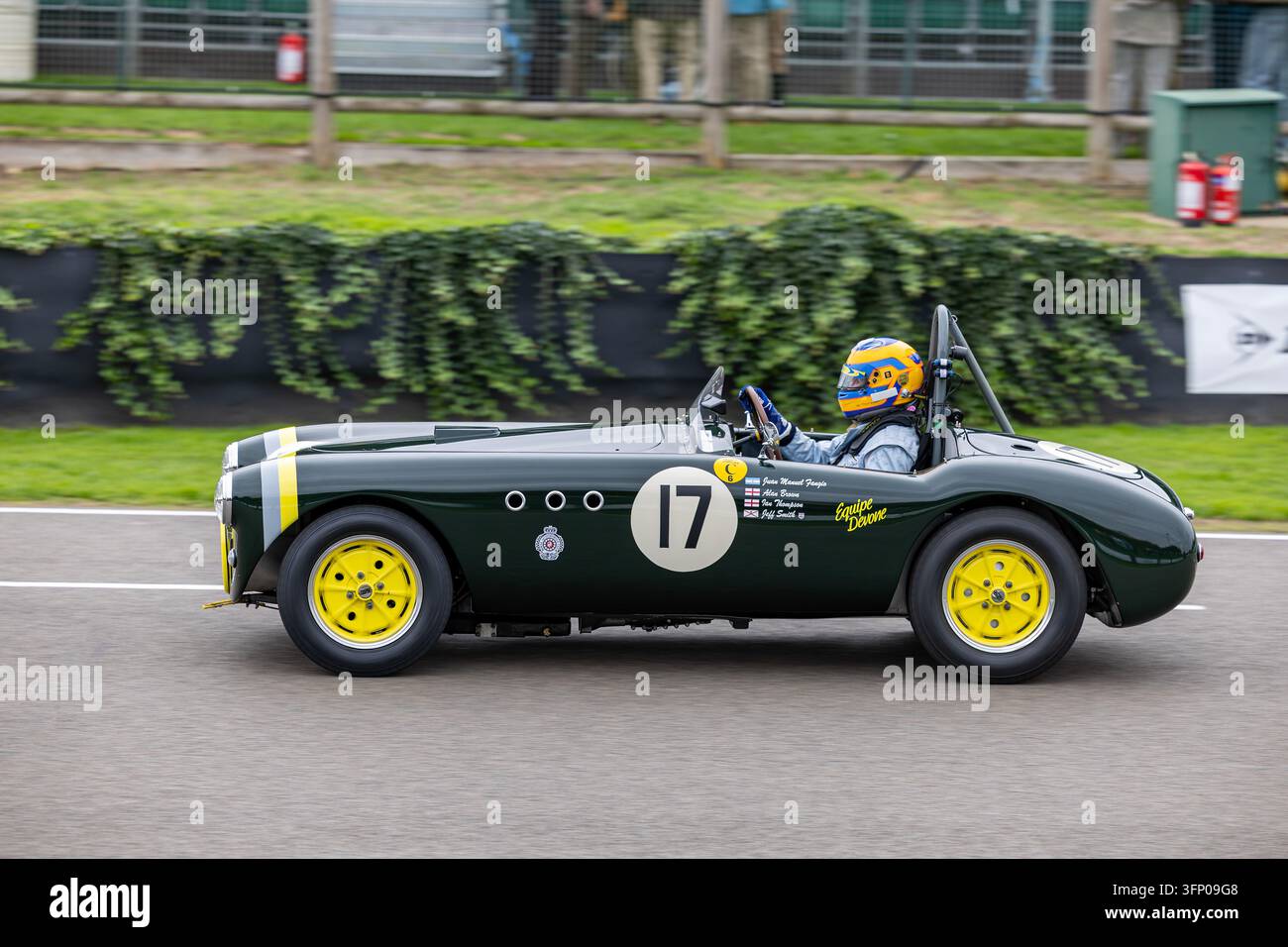 Voiture de course Lotus Seven vert foncé numéro 17 avec des roues jaunes concourant au Goodwood Revival sur le Goodwood Motor Circuit, dans le West Sussex. Banque D'Images