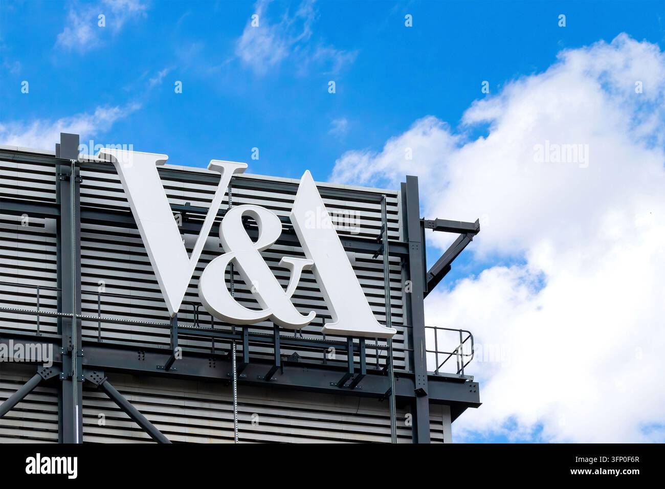 Signature blanche V et A East, logo du Victoria and Albert Museum sur la façade du bâtiment à Stratford East Londres Royaume-Uni Banque D'Images