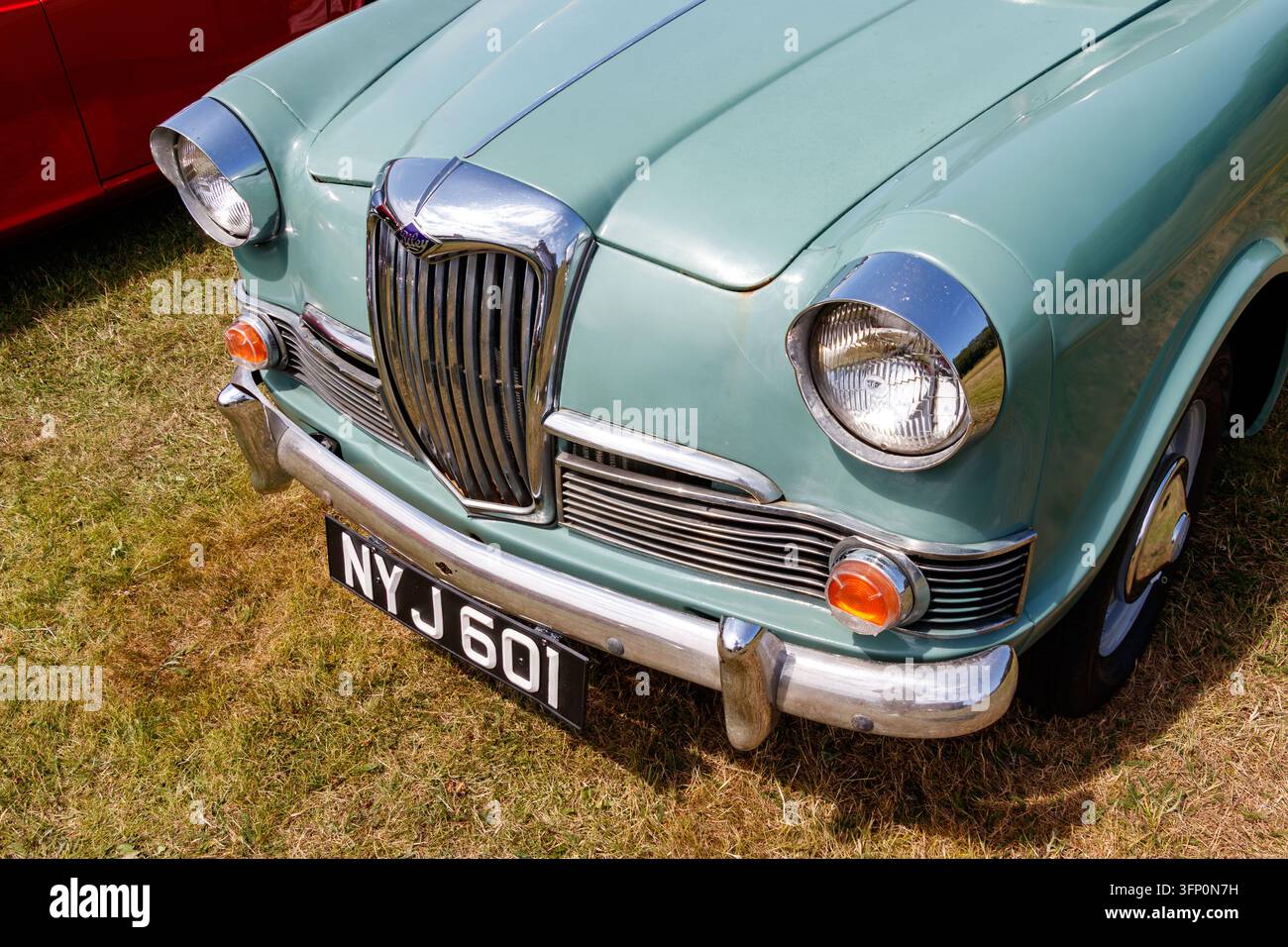 Vue avant d'une voiture verte Wolseley 1500 berline au Royaume-Uni lors d'un salon de voitures classiques au musée Woodhorn dans le Northumberland Banque D'Images