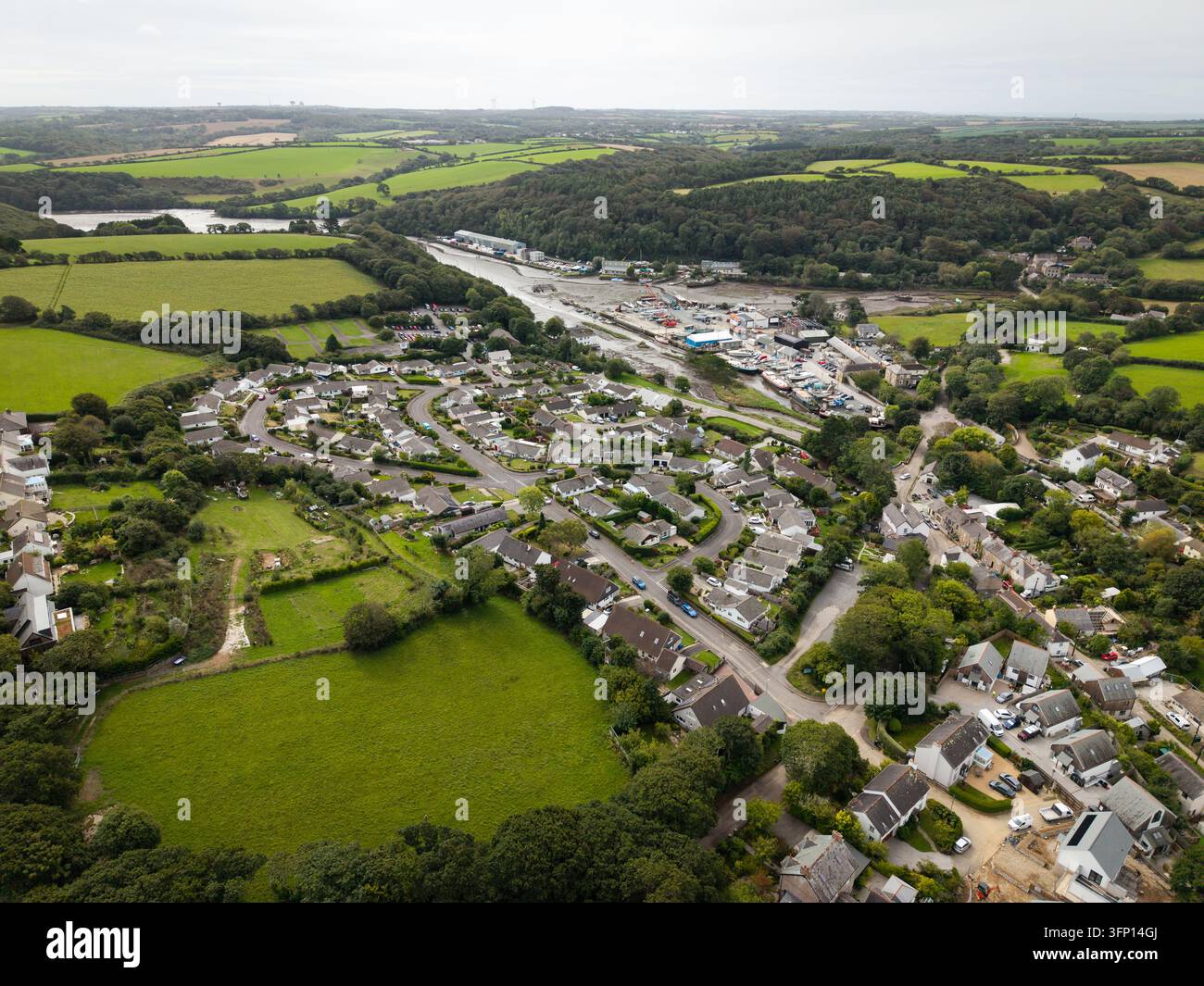 Vue panoramique aérienne du joli village cornique de Gweek, situé à l'embouchure de la rivière Helford et abritant le phoque cornique Banque D'Images