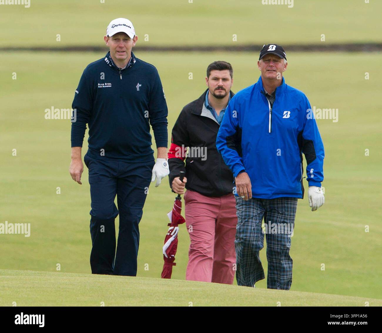 13 juil. 2015 ; St. Andrews, Écosse, GBR ; Stephen Gallacher (à gauche) et Sandy Lyle marchent vers le 18e green lors d'une séance d'entraînement pour le 144e Open Championship au Royal and Ancient Golf Club de St. Andrews. Banque D'Images