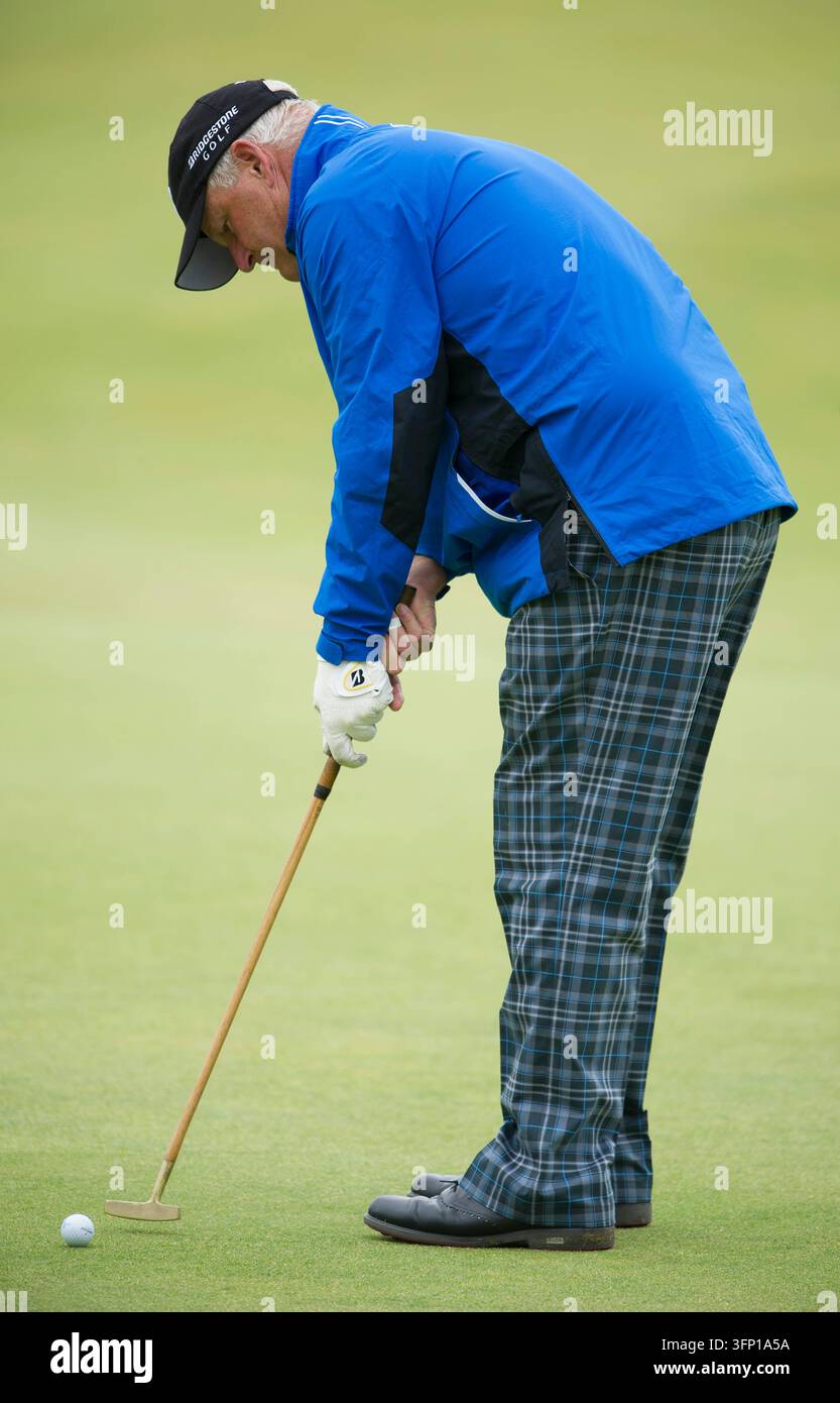 13 juil. 2015 ; St. Andrews, Écosse, GBR ; Sandy Lyle effectue un putt avec un putter en bois de hickory sur le 18e trou lors d'une ronde d'entraînement pour le 144e Championnat Open au Royal and Ancient Golf Club de St. Andrews. Banque D'Images