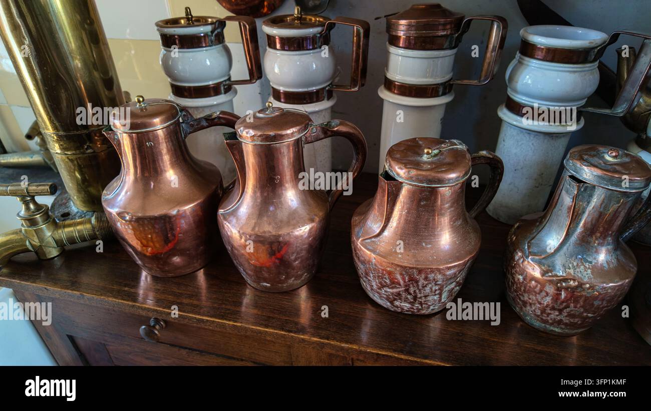 Vaisselle en cuivre médiévale dans la cuisine de l'abbaye de Notre Dame de Mortemer en Normandie, France Banque D'Images