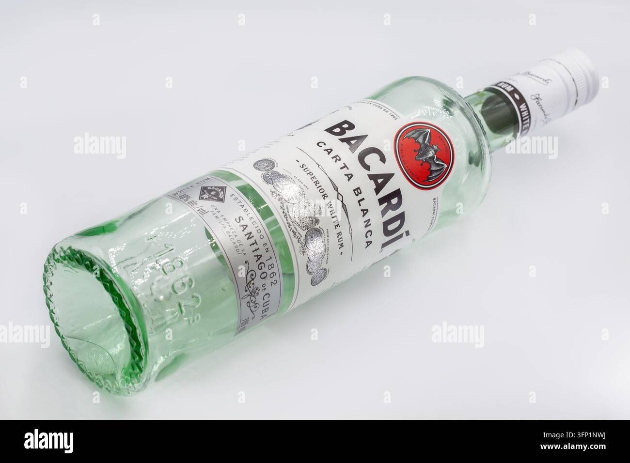 Kiev, Ukraine - 26 juillet 2025 : bouteille de rhum blanc Bacardi Carta Blanca Superior avec logo emblématique de chauve-souris et étiquette de marque, isolée sur un fond blanc studio propre Banque D'Images