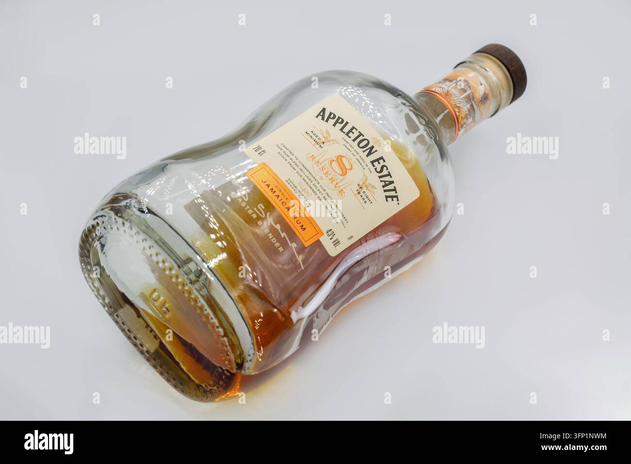 Kyiv, Ukraine - 26 juillet 2025 : bouteille de rhum Appleton Estate Signature Jamaica avec étiquette de marque et esprit ambré, gros plan sur un fond blanc propre de studio Banque D'Images