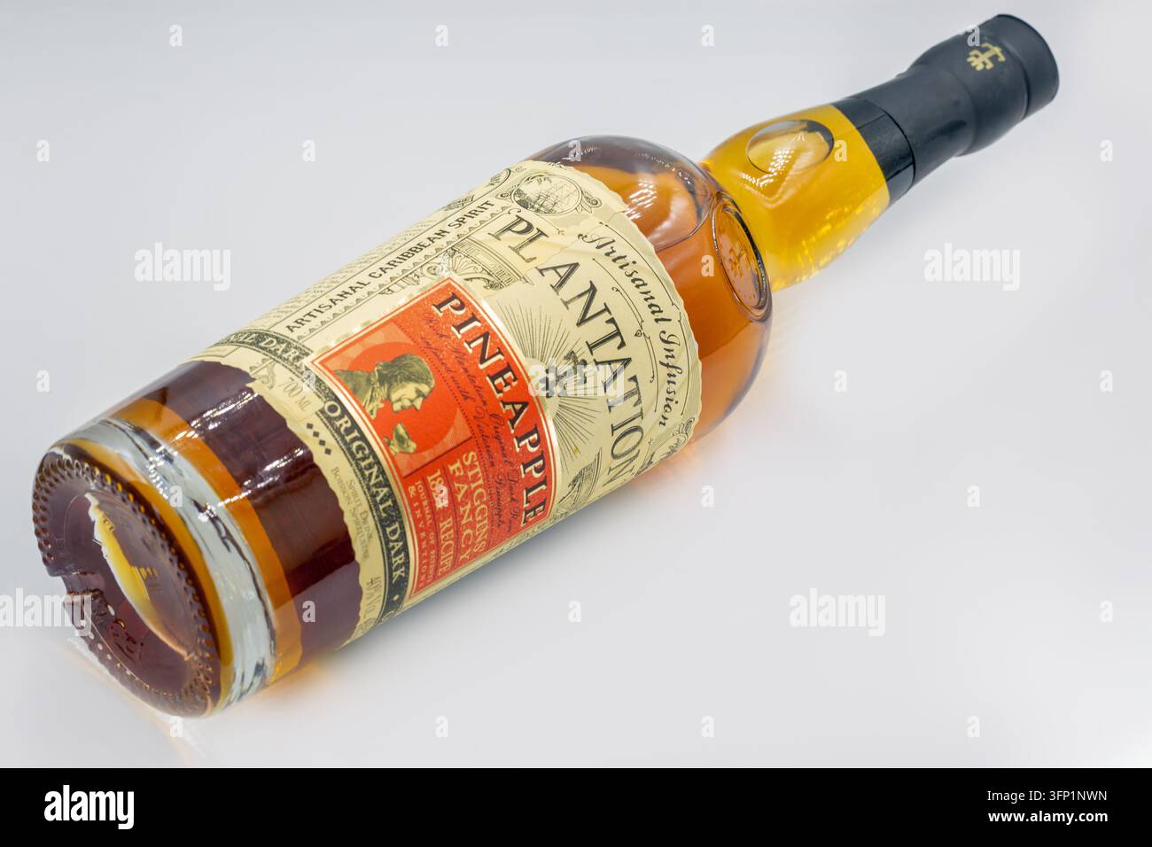 Kiev, Ukraine - 26 juillet 2025 : Bouteille de rhum artisanal caribéen Pineapple Plantation Original Dark avec étiquette vintage de marque et esprit ambré, gros plan Banque D'Images