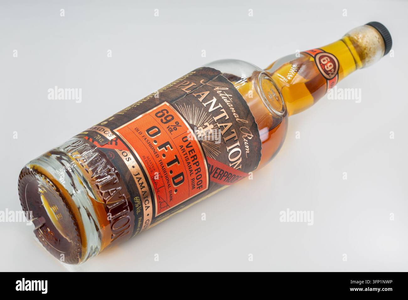 Kiev, Ukraine - 26 juillet 2025 : bouteille de rhum noir artisanal Plantation Overproof avec étiquette vintage distinctive et esprit ambré, gros plan sur fond blanc en studio Banque D'Images