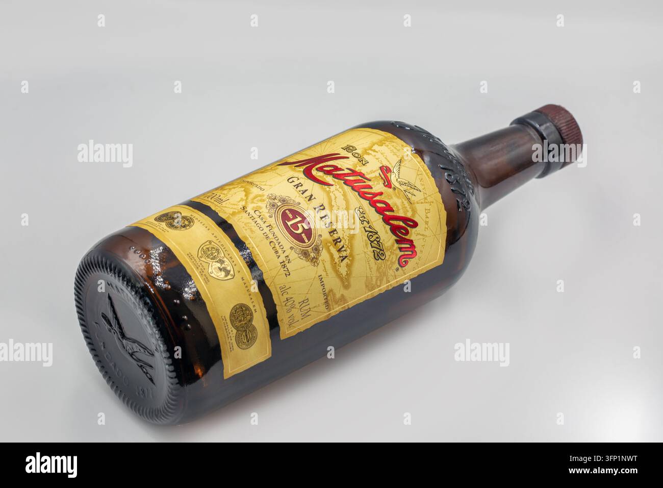 Kiev, Ukraine - 26 juillet 2025 : Rhum Ron Matusalem Gran Reserva 15 Solera dans une bouteille en verre sombre avec une étiquette de marque dorée distinctive, isolé sur blanc Banque D'Images