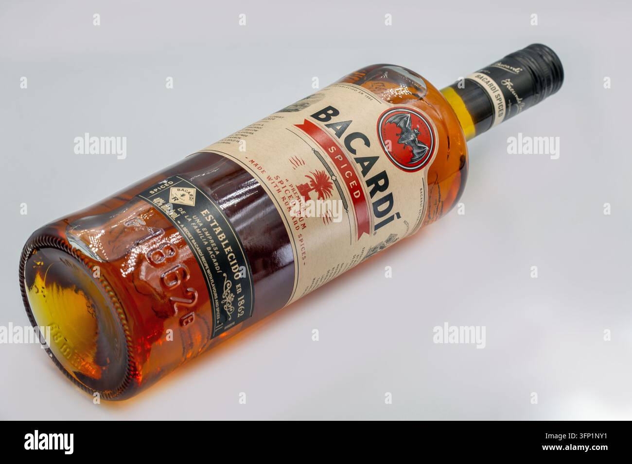Kyiv, Ukraine - 26 juillet 2025 : bouteille de rhum premium Bacardi Spiced avec esprit ambré, logo distinctif de chauve-souris et étiquette de marque, gros plan sur un stu blanc propre Banque D'Images