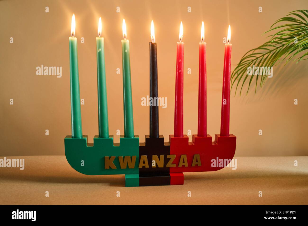 Kinara de Kwanzaa avec sept bougies allumées célébrant le patrimoine africain Banque D'Images