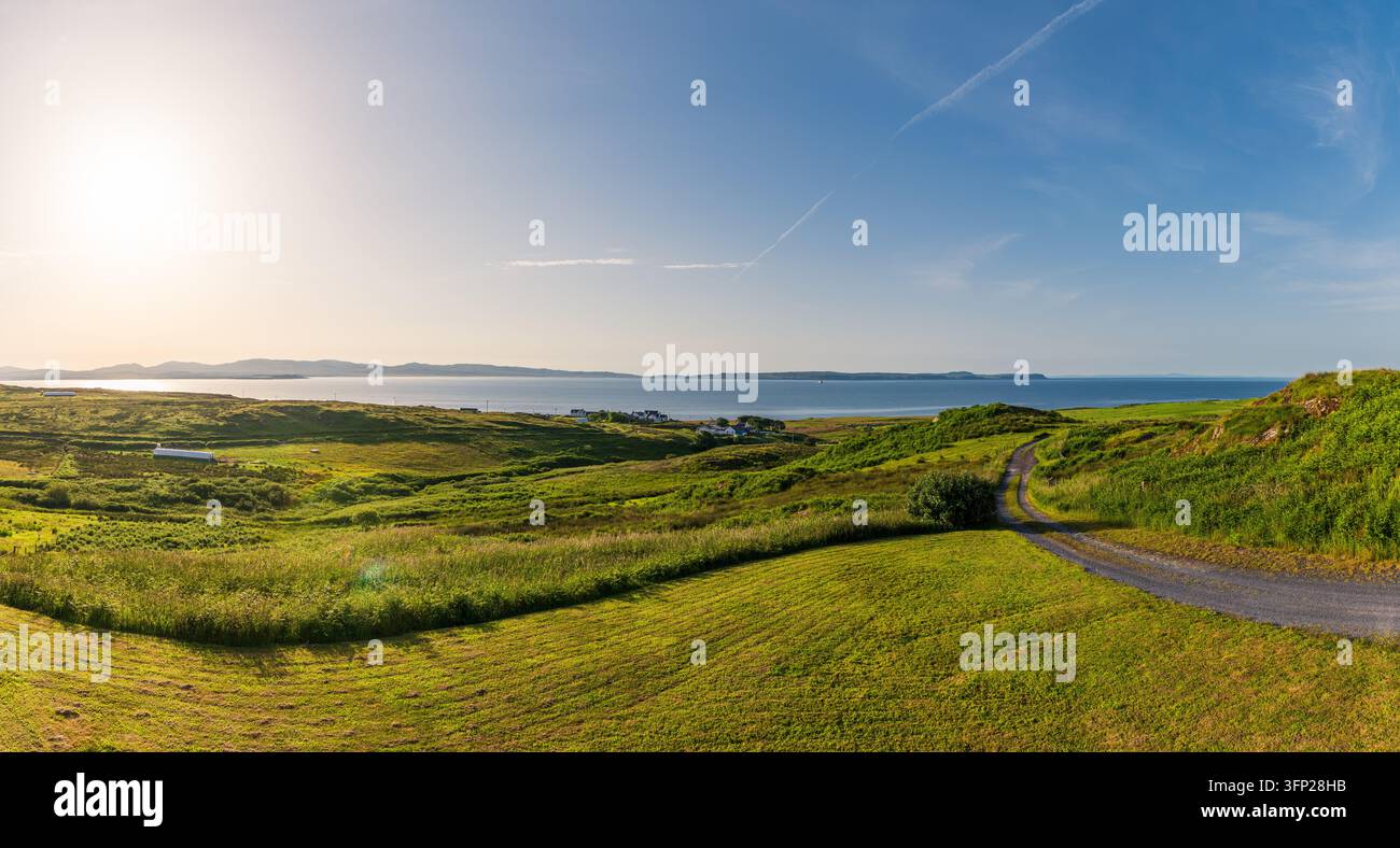 Vue panoramique de la côte depuis le sommet d'une colline près de Nereabolls sur l'île d'Islay tôt le matin, Écosse Banque D'Images