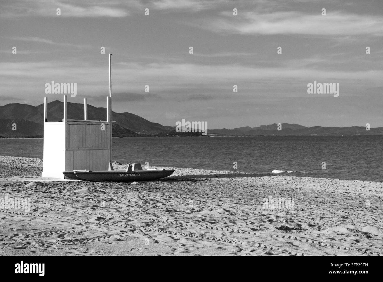 Bateau de sécurité à double coque italien avec tour de guet blanche sur une plage de Sardaigne, Italie Banque D'Images