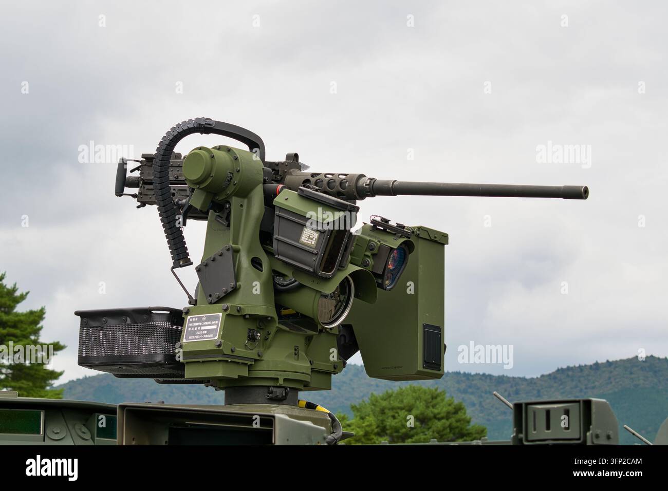 Station d'armement à distance JGSDF Kongsberg PROTECTOR RS4 avec mitrailleuse lourde Browning M2 de 12,7 mm montée sur le véhicule blindé Patria AMV XP Banque D'Images