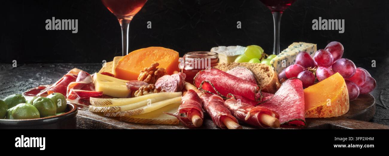Antipasti ou tapas panorama. Charcuterie et plateau de fromage aux olives. Cuisine gastronomique espagnole et italienne et boissons, épicerie fine Banque D'Images