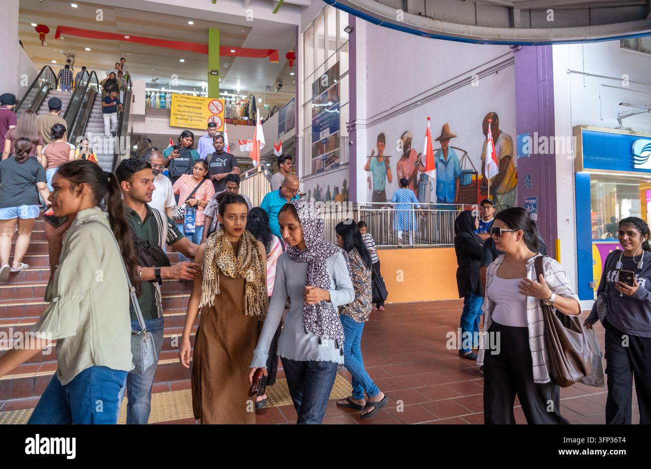 Touristes et acheteurs sur un marché à Little India, Singapour Banque D'Images