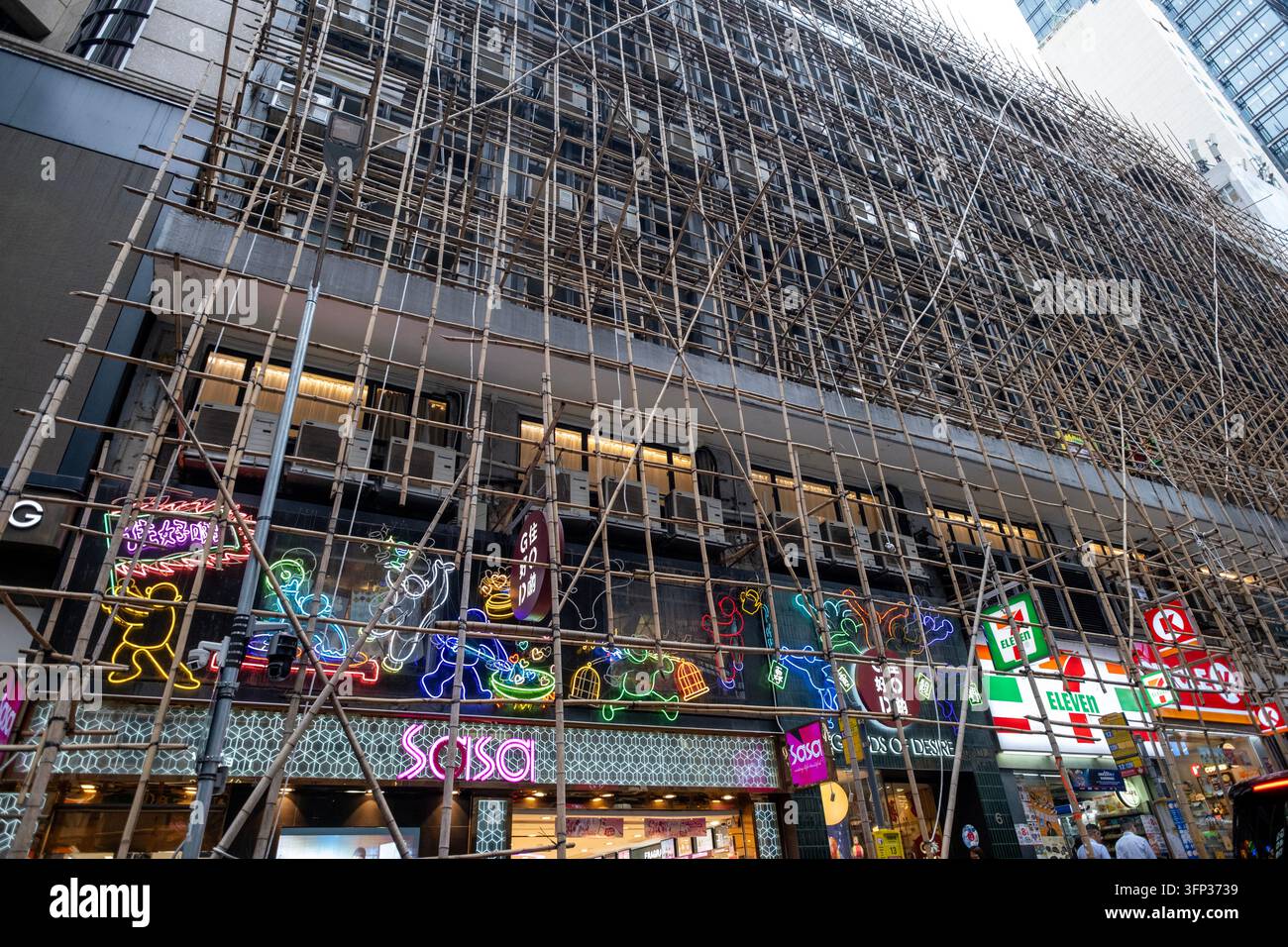 Échafaudage en bambou sur un bâtiment dans le centre de Hong Kong. Banque D'Images