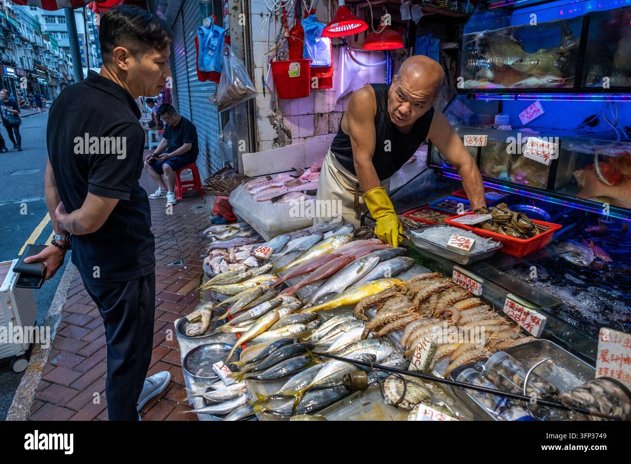 Un vendeur vendant du poisson au marché de Wan Chai à Hong Kong Island Banque D'Images