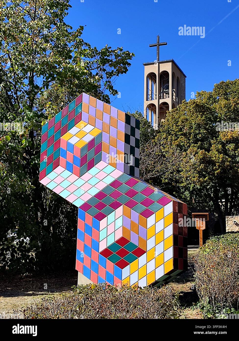 Sculpture de signe colorée de Victor Vasarely et tour de l'église Saint-Paul à Pécs, Hongrie - Image de stock capturée avec un smartphone