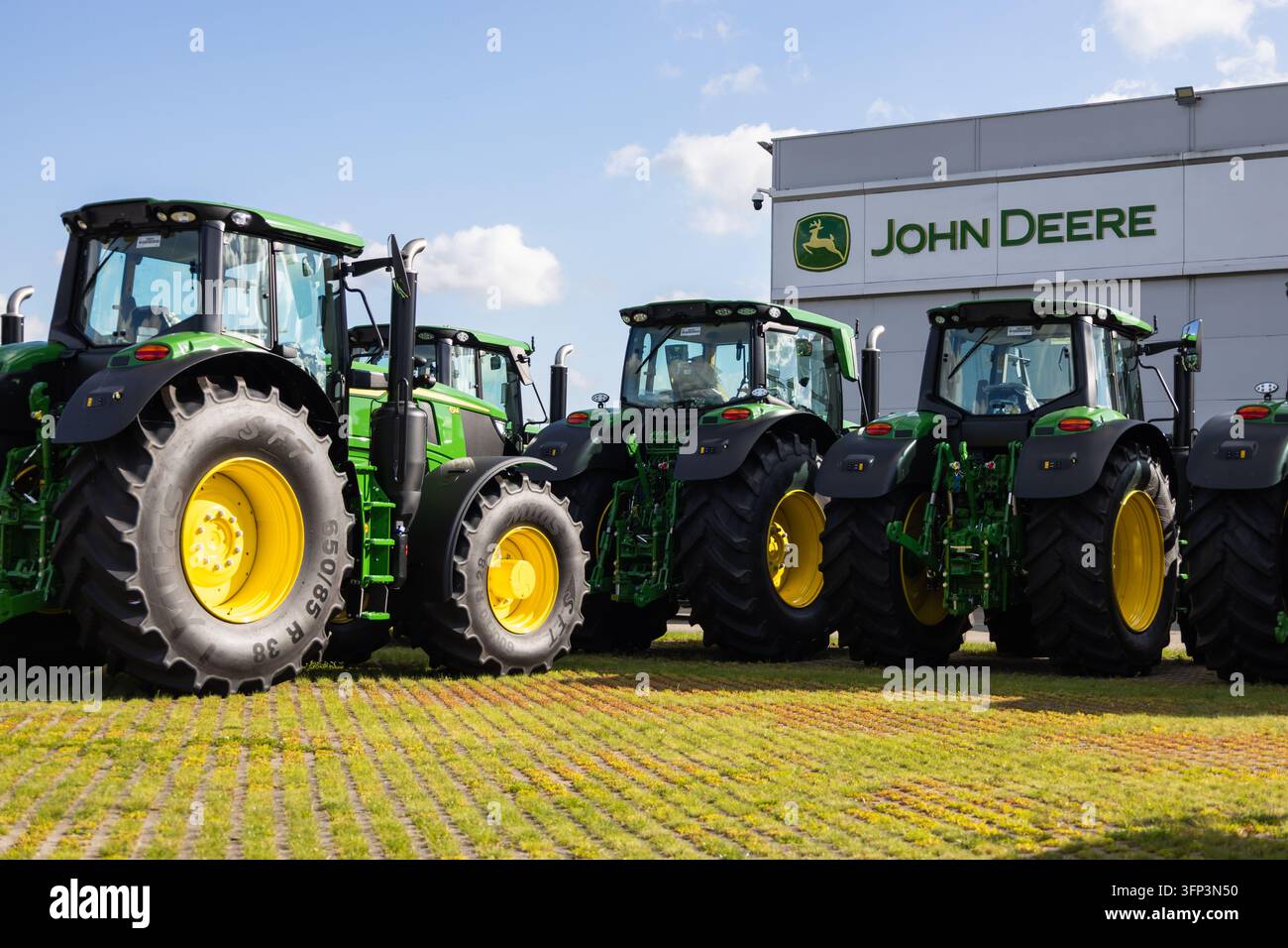 Tracteurs agricoles garés sur le parking d'un concessionnaire de machines. Kaunas, Lituanie, 28 septembre 2026 Banque D'Images